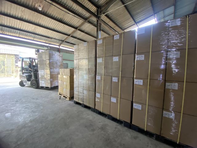 Hàng thành phẩm chờ xuất container